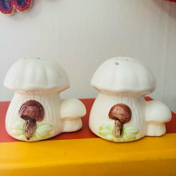 Vintage Mushroom & Frog Double Sided Salt & Pepper Shakers - Picture 2 of 4